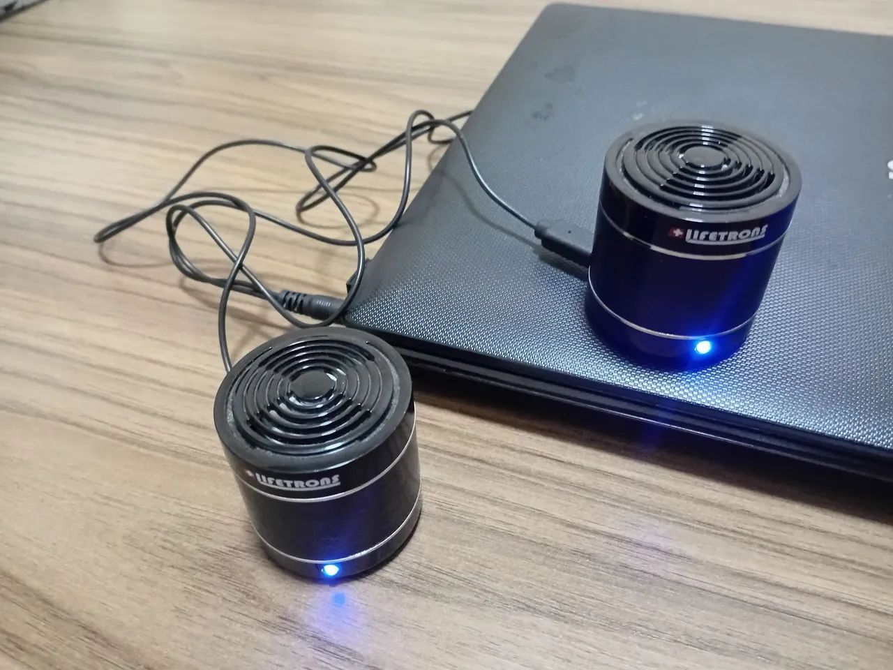 Auto-falantes recarregaveis para notebooks e celulares, computador.