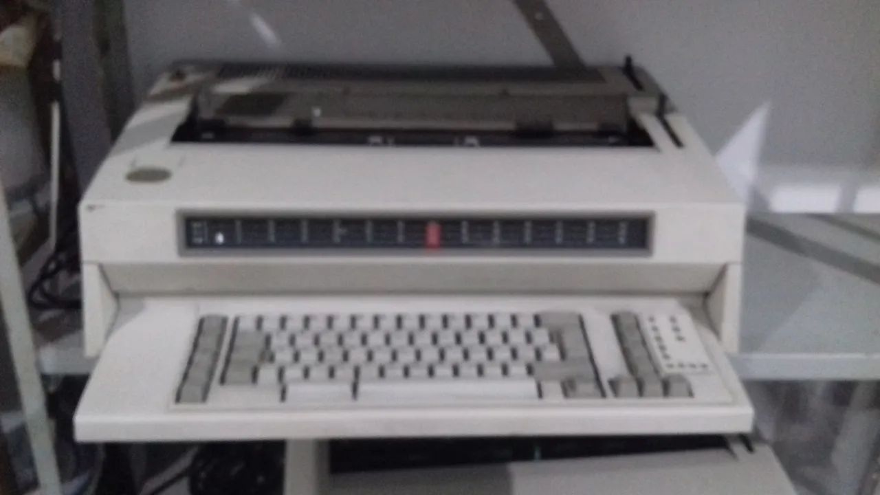 Máquina de escrever IBM64617795477762122
