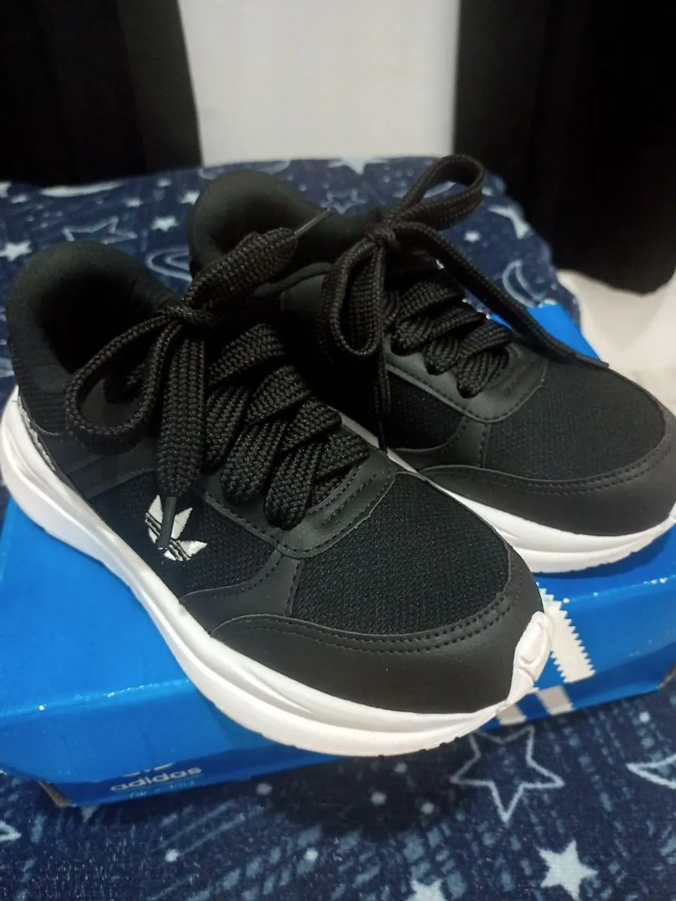 Vendo um tênis Adidas usado só uma vez n.37  ele foi 140