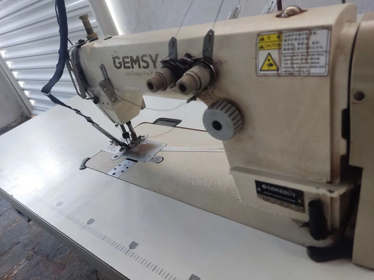Máquina de costura ombro-a- ombro industrial. - Foto 3