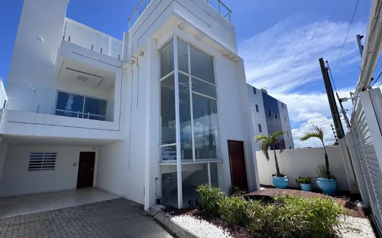 Triplex Exclusivo com Piscina, Hidro e Lago - Alto Padrão a 3 Min de Intermares