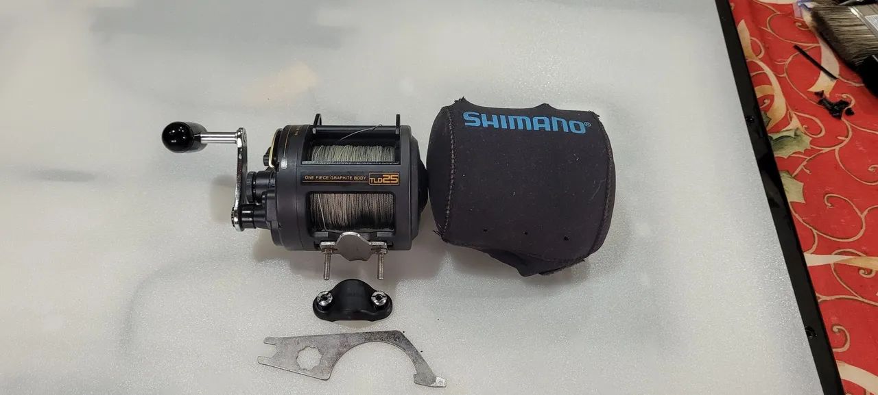 Carretilha shimano TLD-25 ,Preta lado direto 5 rol já c/ 500m de linha  multi filamento - Foto 4