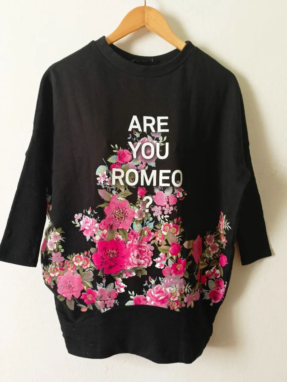 Blusa de Moletom Preta franelada com estampa de flores e aplicação com strass  - Foto 3