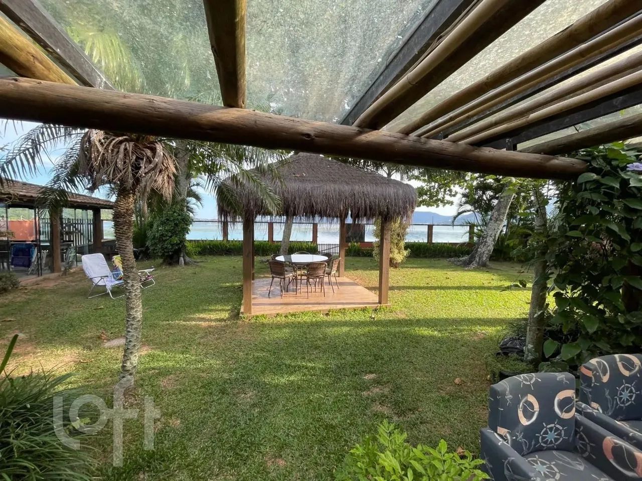 Casa à venda em Barra da Lagoa com 360 m², 4 quartos, 2 suítes, 2 vagas