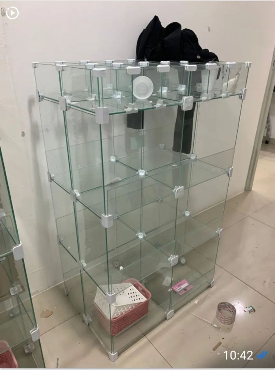 Glass display case64316920395266122