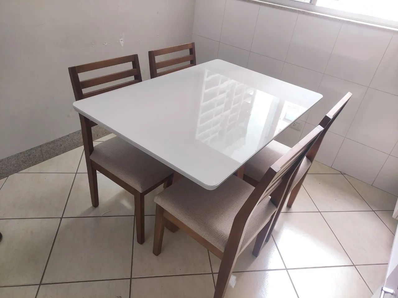 Mesa a pronta entrega e com cadeiras de madeira maciça  - Foto 2