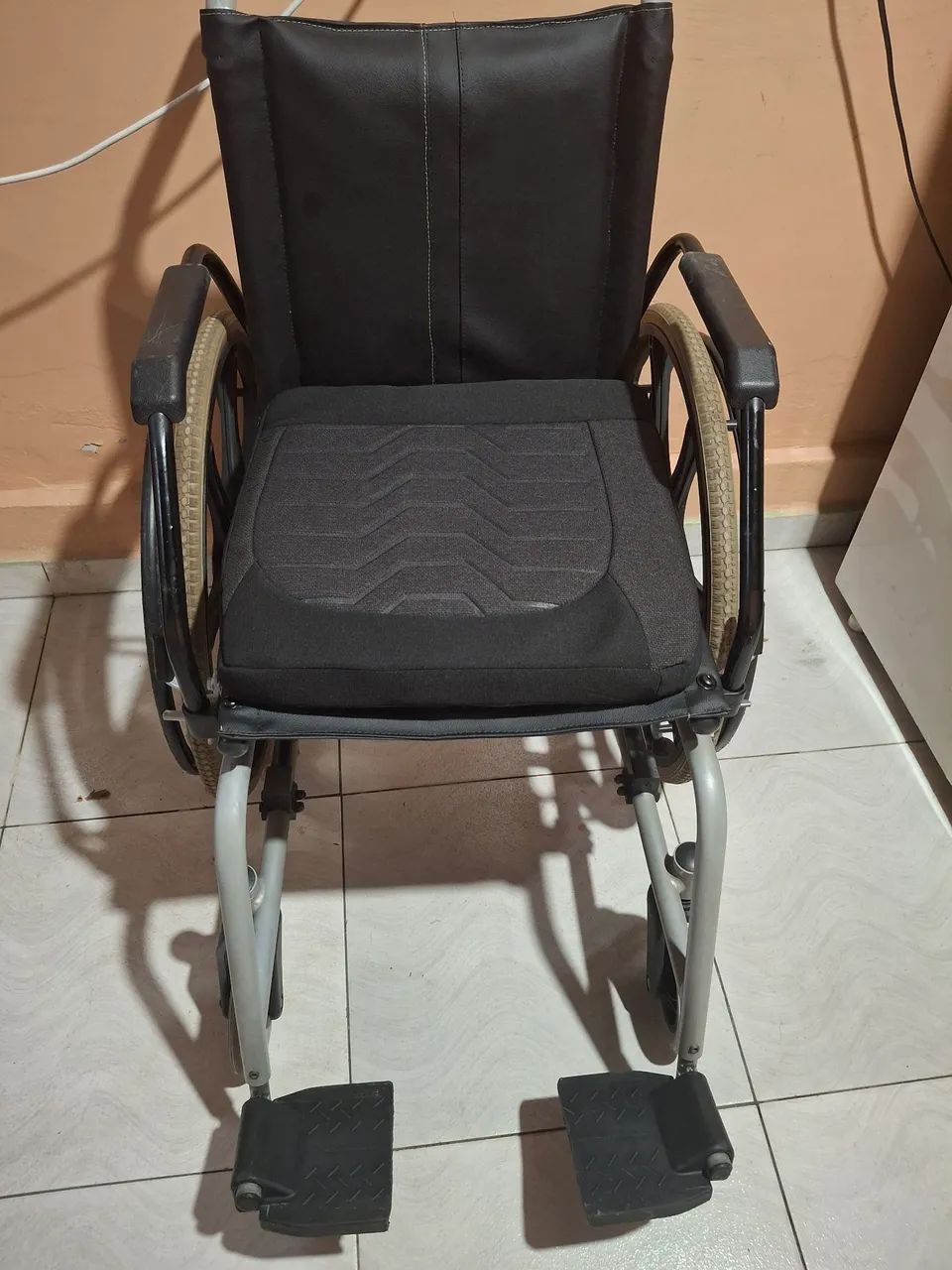 VENDO CADEIRA DE RODAS PASSEIO 140KG DELLAMED - Foto 2
