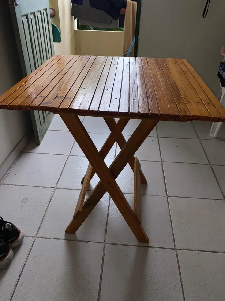 Mesa dobrável de madeira toda no verniz