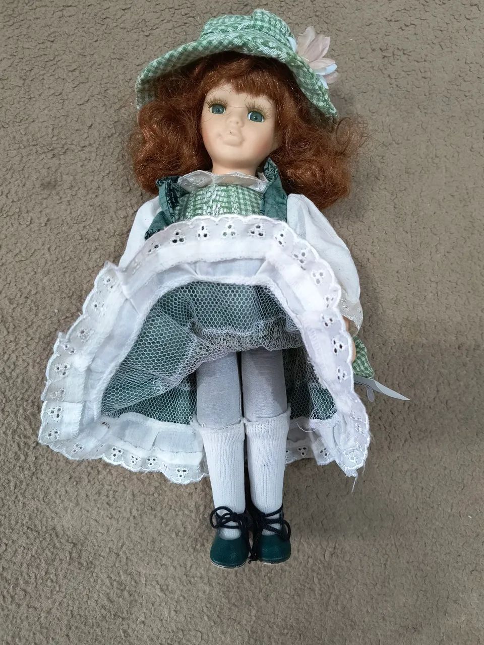 Boneca Antiga com Vestido e Chapéu - Foto 2