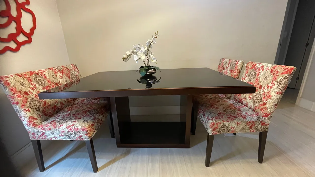 Mesa de Jantar com Tampo Preto e Cadeiras Estilosas