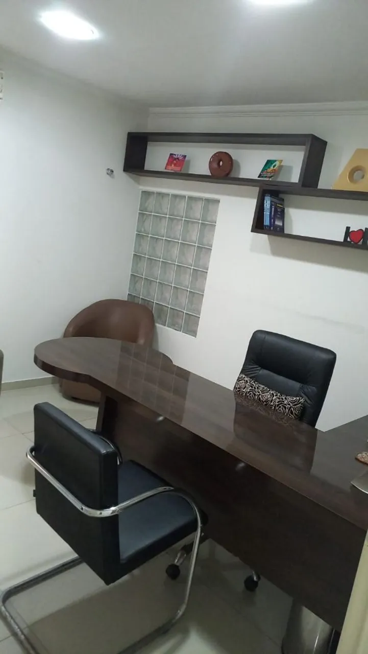 Mesa de escritório elegante e funcional