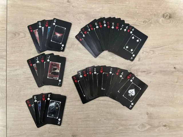 Baralho Batman Cavaleiro das Trevas Ressurge (40 cartas) falta os numeros 8,9 e 10