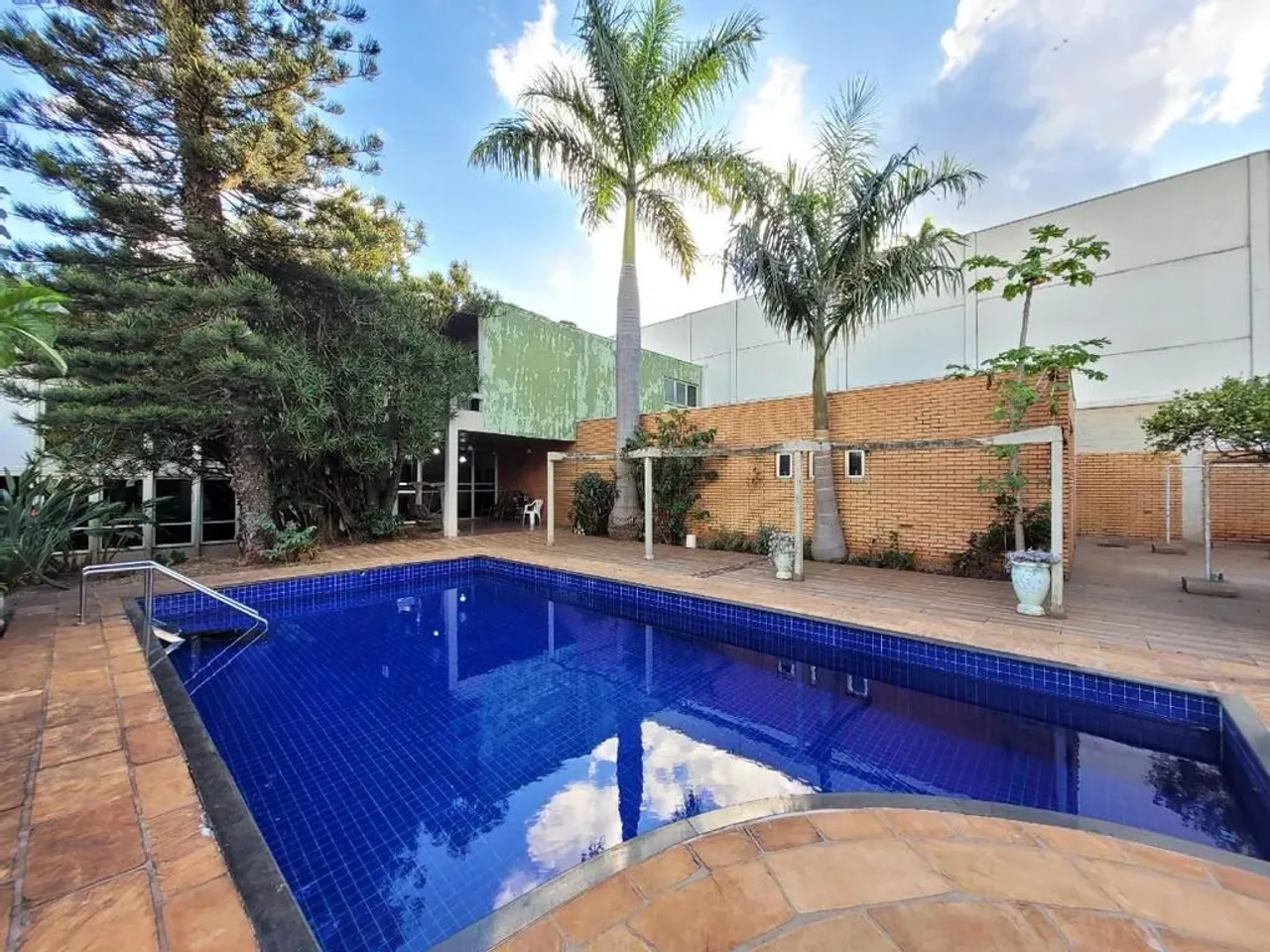 Sobrado para alugar em Maringá, Zona 05, com 4 quartos, com 459.84 m²