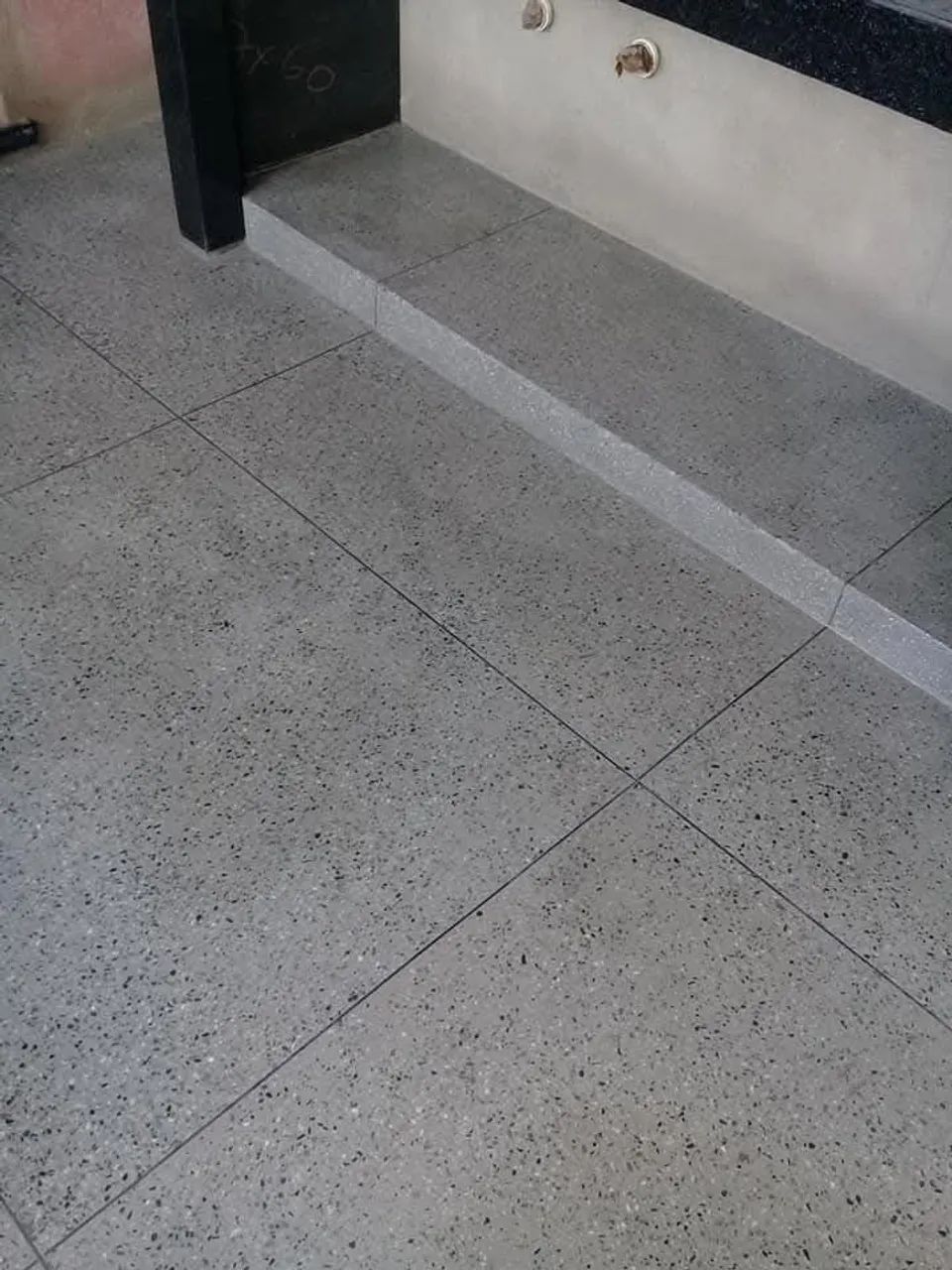 Piso de granilite em tons de cinza e preto  - Foto 4