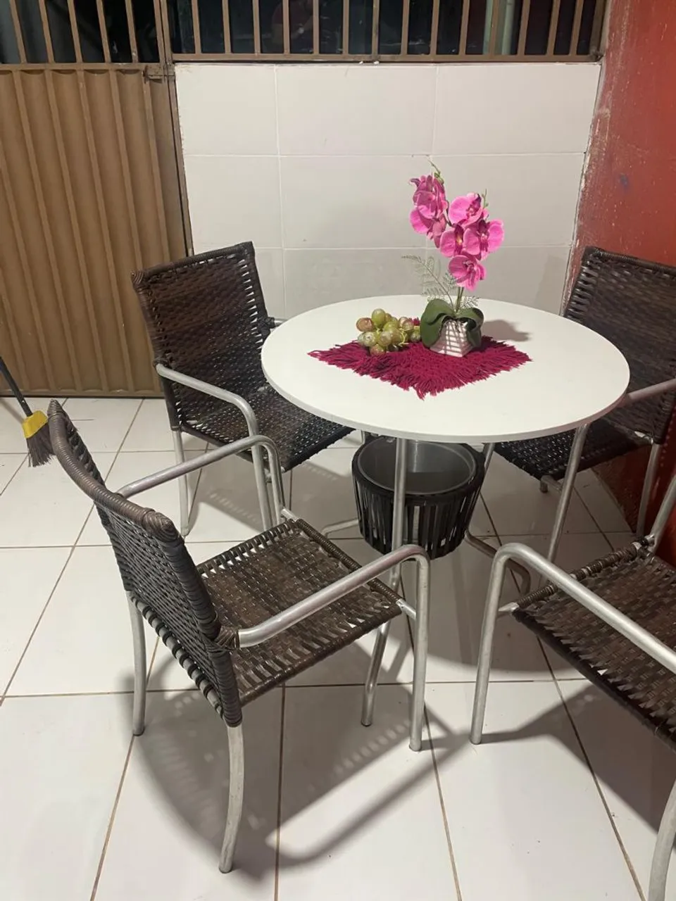 Conjunto de mesa redonda com 4 cadeiras