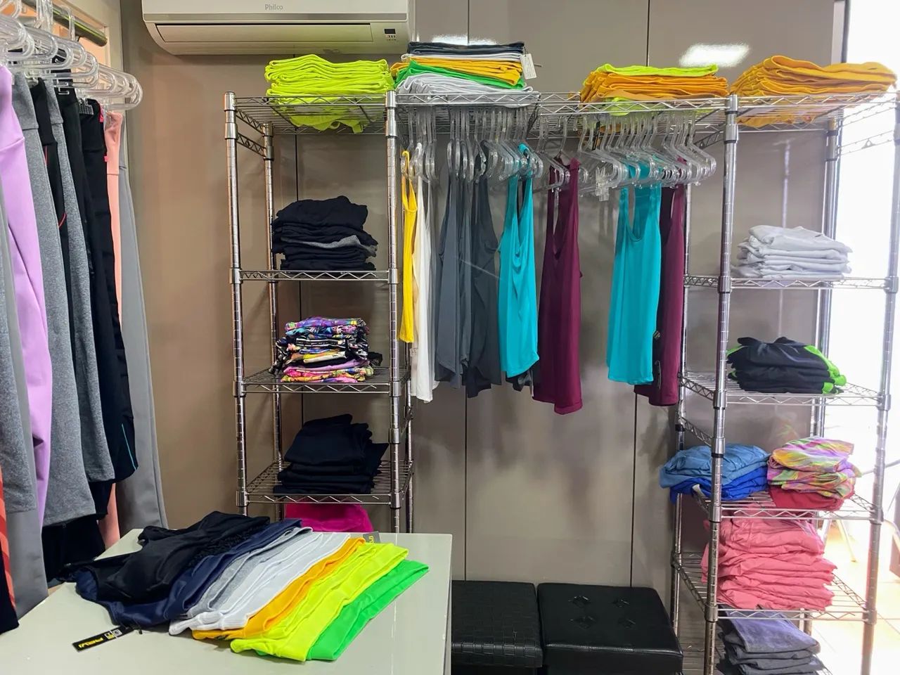 Vendo montagem de loja: Prateleiras de Aço inox e gavetões de Laca  