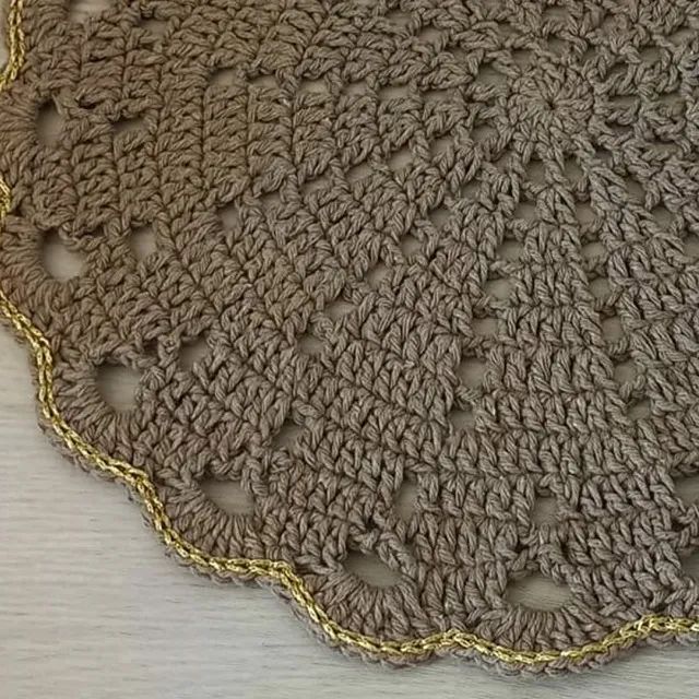 Par de Jogo Americano de Crochê Artesanal Cor Castanho com Bico em Fio Dourado 34cm - Foto 3