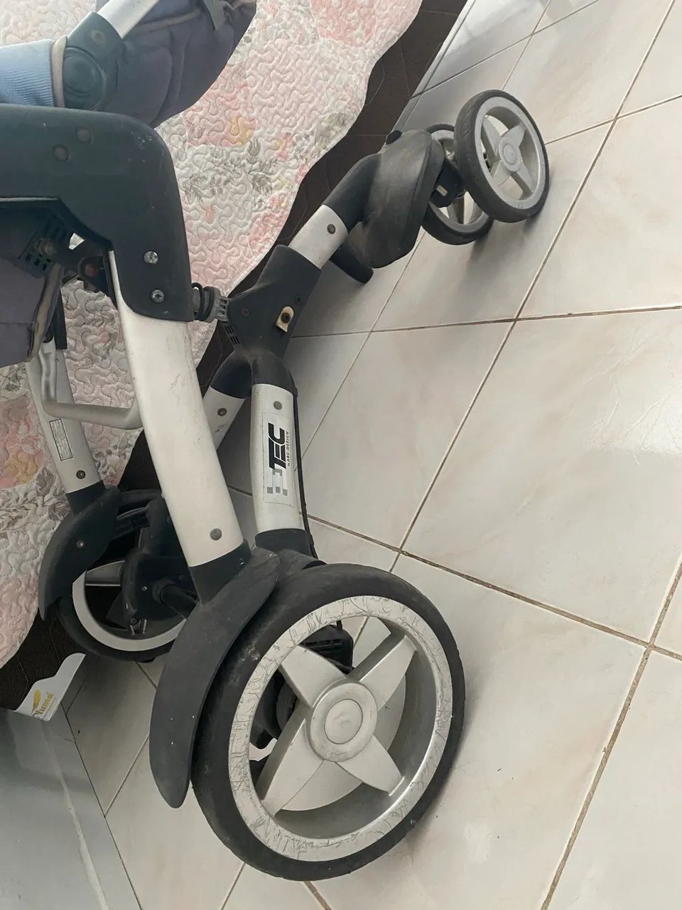 Carrinho de bebê com bebê conforto e Moisés - Foto 4