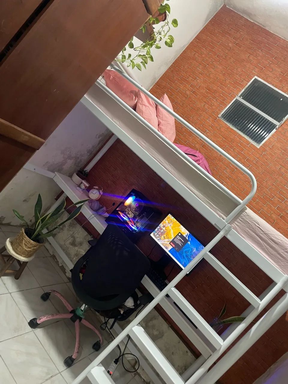 Cama tipo beliche com escrivaninha