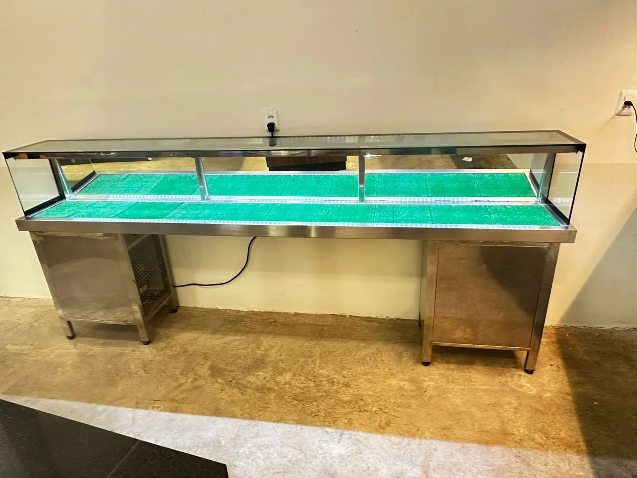 Pista Fria, vitrine ou buffet  para salada, sushi ou doce.