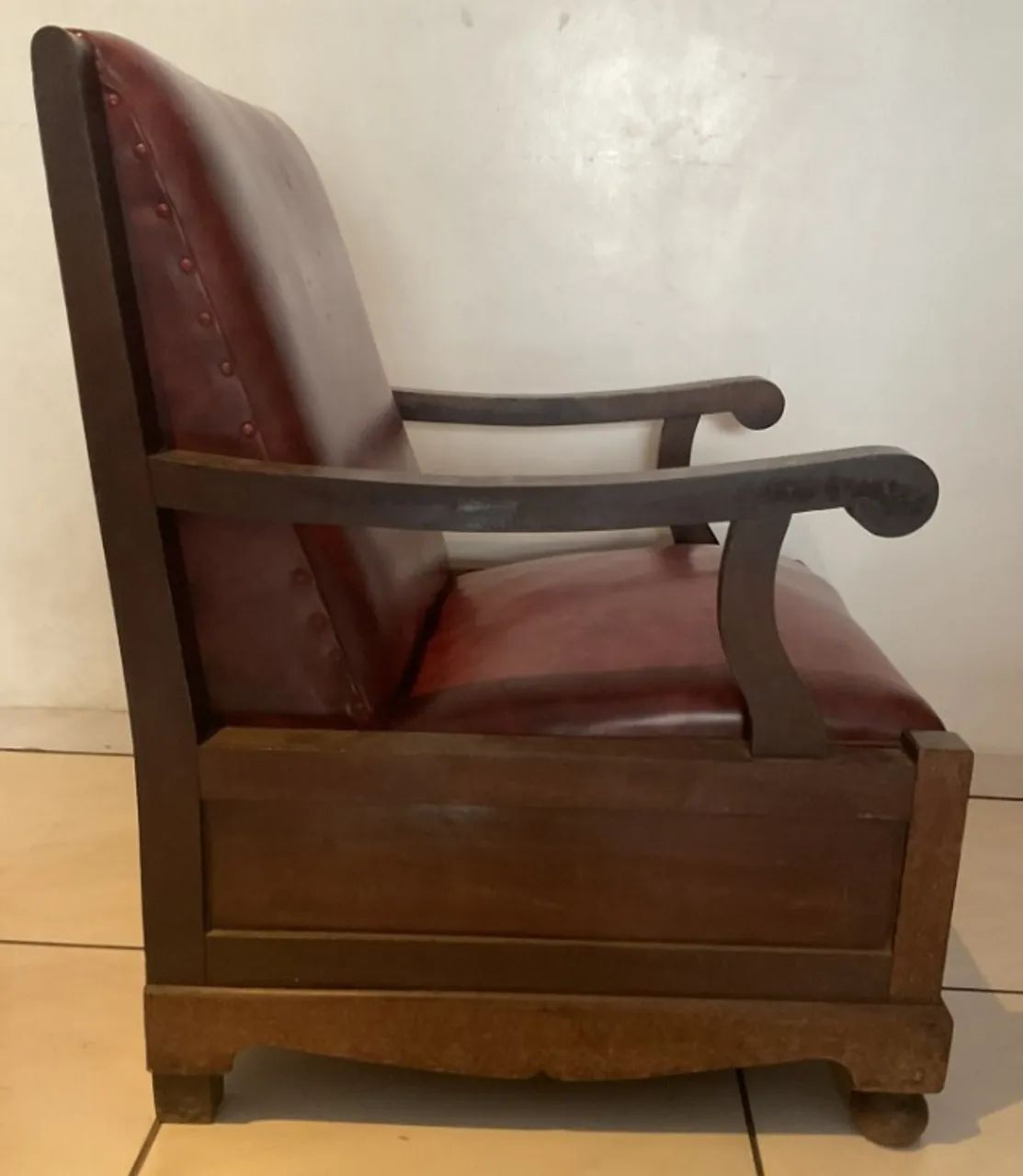 Poltrona Vintage - Madeira Maciça - Requer Manutenção - Foto 4