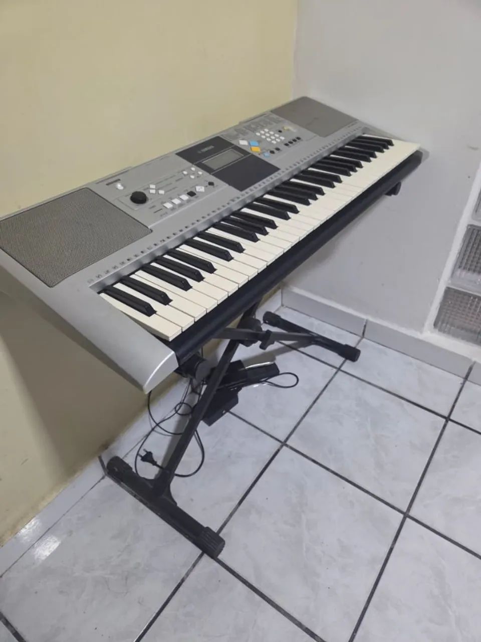 Teclado Yamaha PSR E323