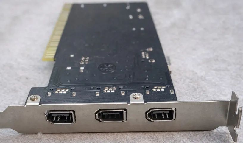Placa FireWire IEEE 1394 PCI EUR-0811 V1 com 4 portas (3 externas