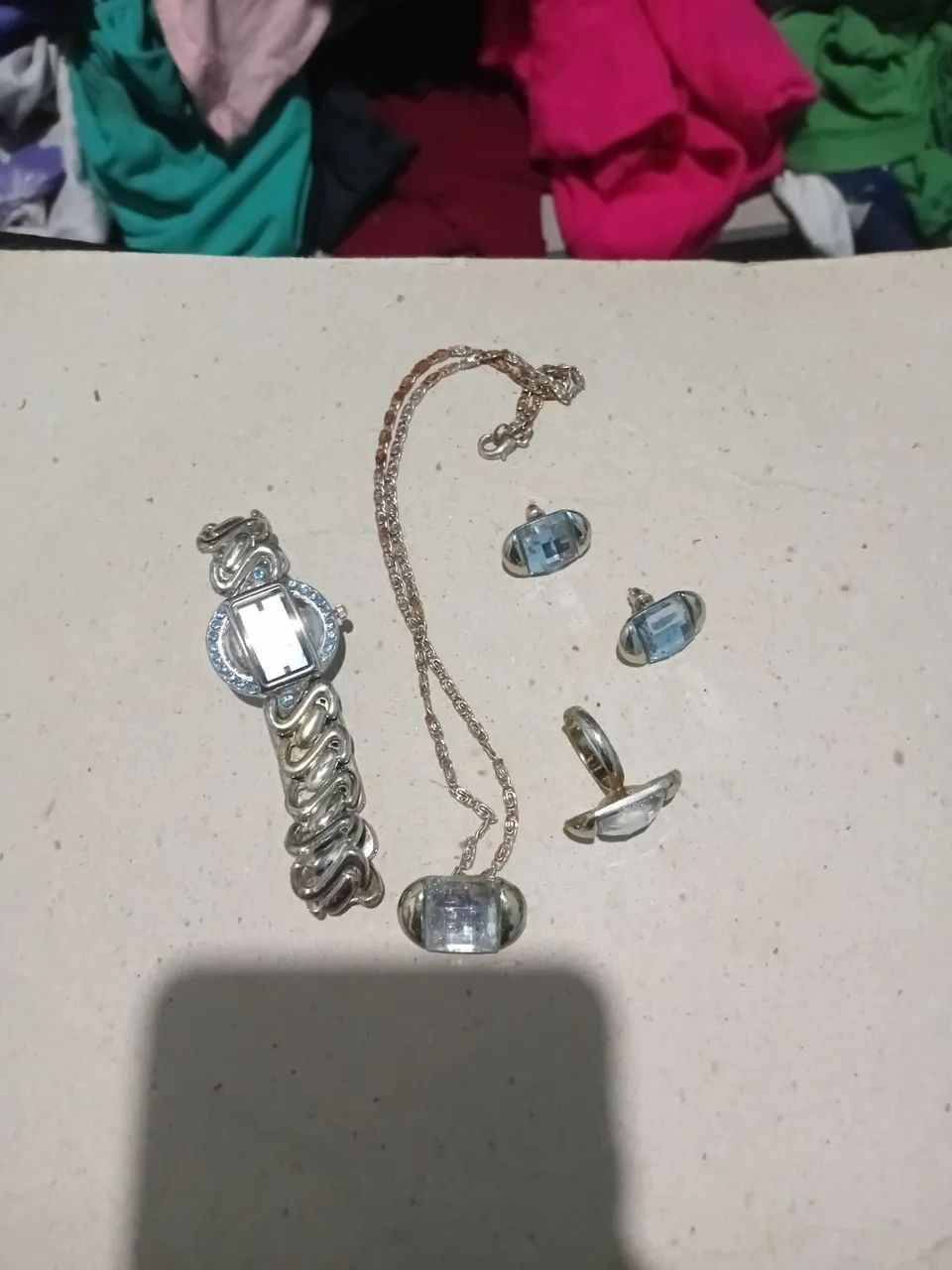 Conjunto de relógio corrente brinco e anel.