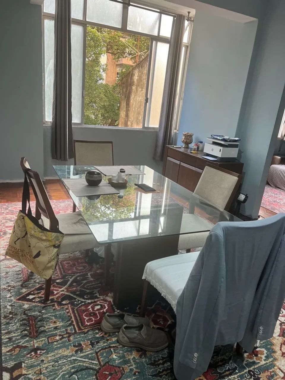 Mesa com quatro cadeiras 