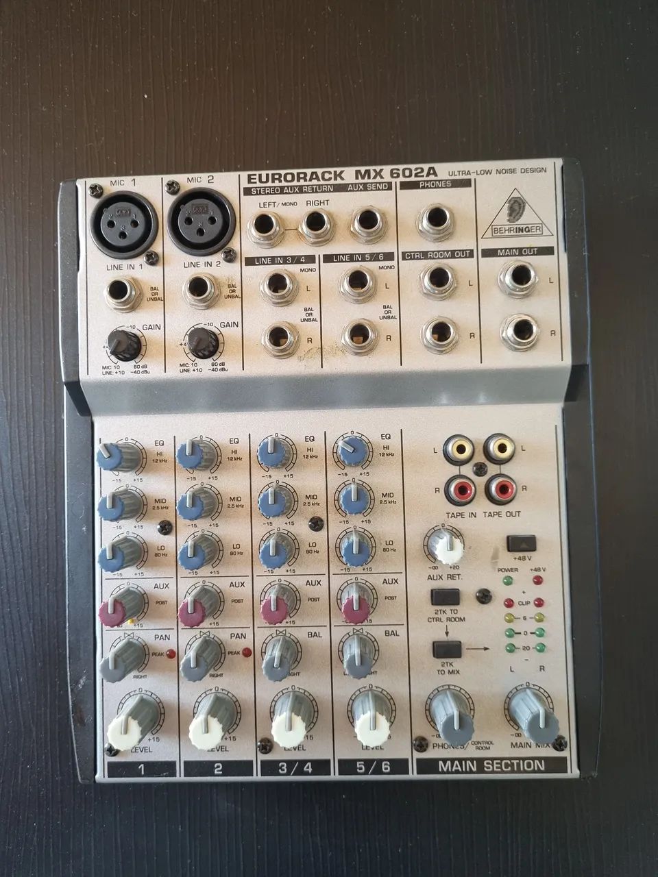 Mesa de Som Behringer Eurorack MX 602A.