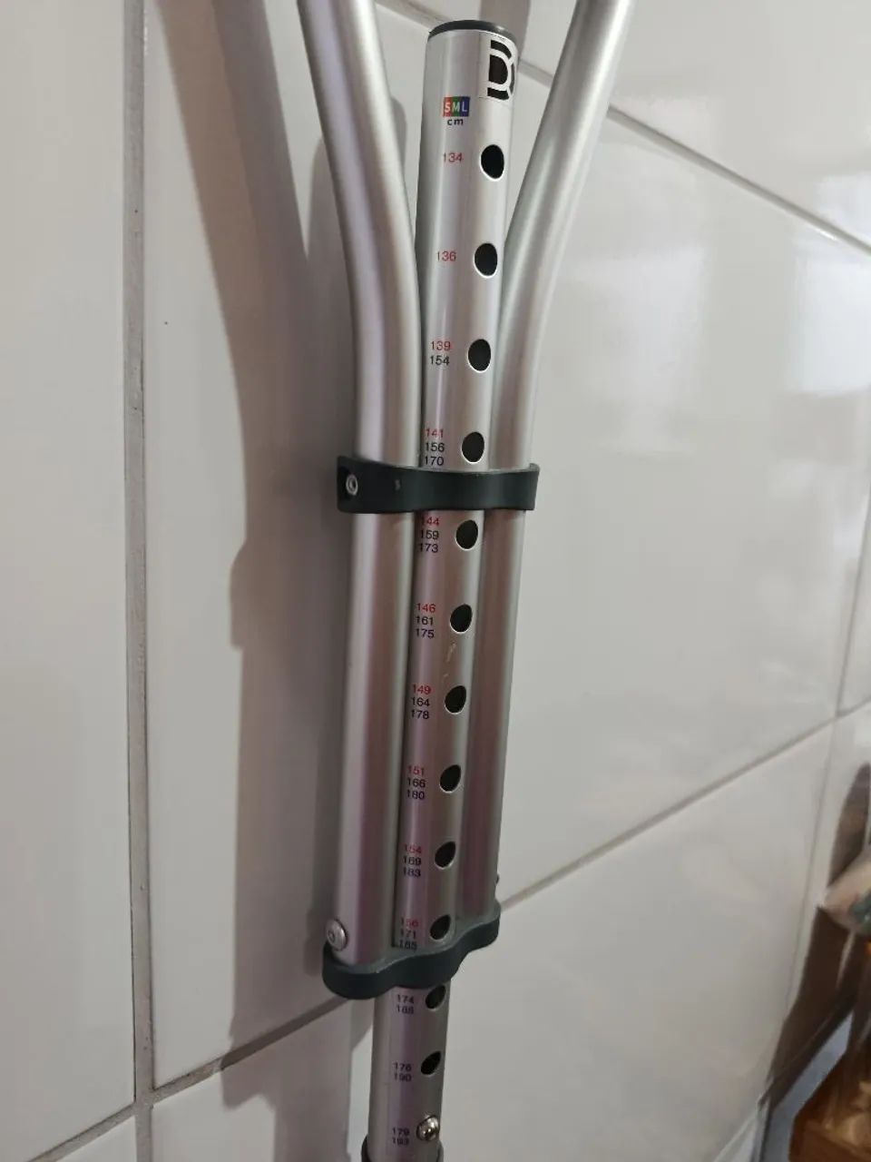 Muleta axilar ortopédica alumínio 3 regulagens (par) - Foto 5