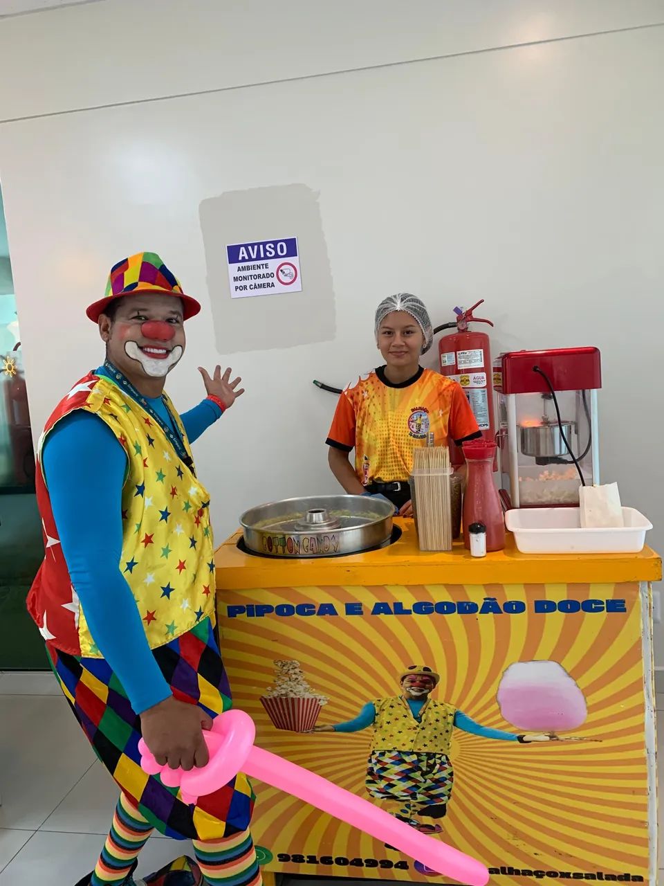 Palhaço e barraca de pipoca e algodão  - Foto 2