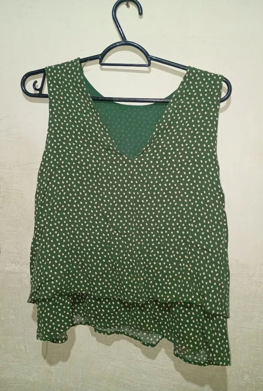 Blusa verde com bolinhas