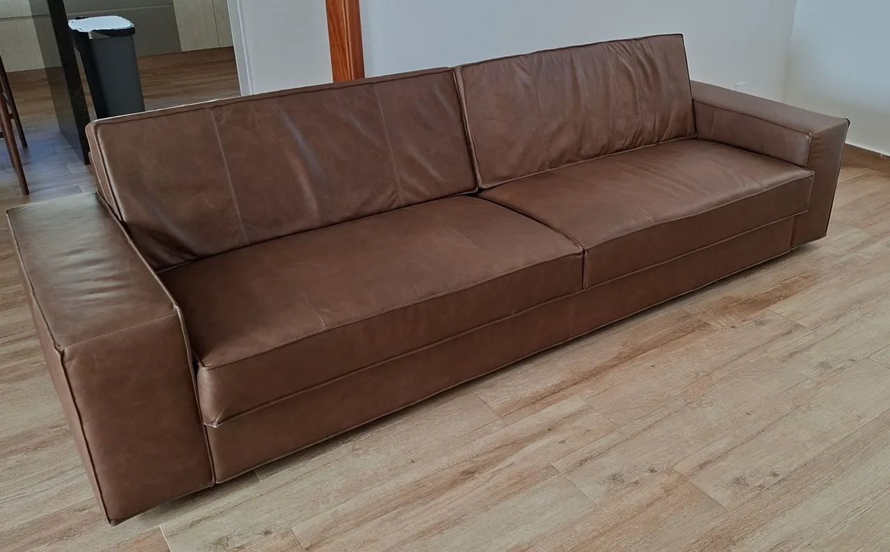 Sofá em couro legítimo 