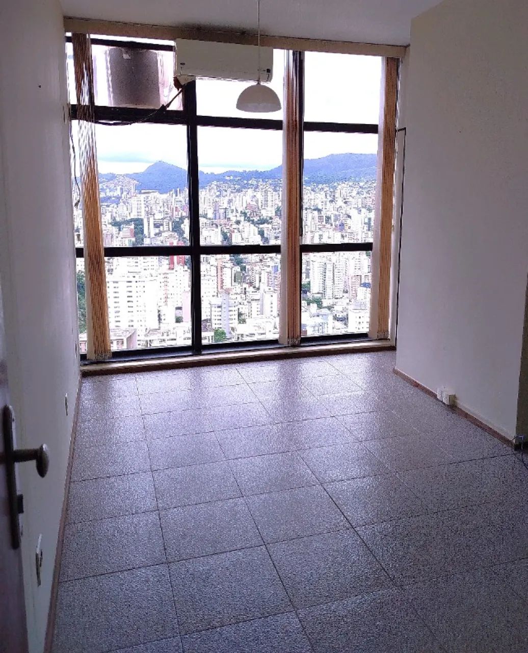 Sala comercial 48m² , com antessala e um banheiro, já equipada com Ar Condicionado