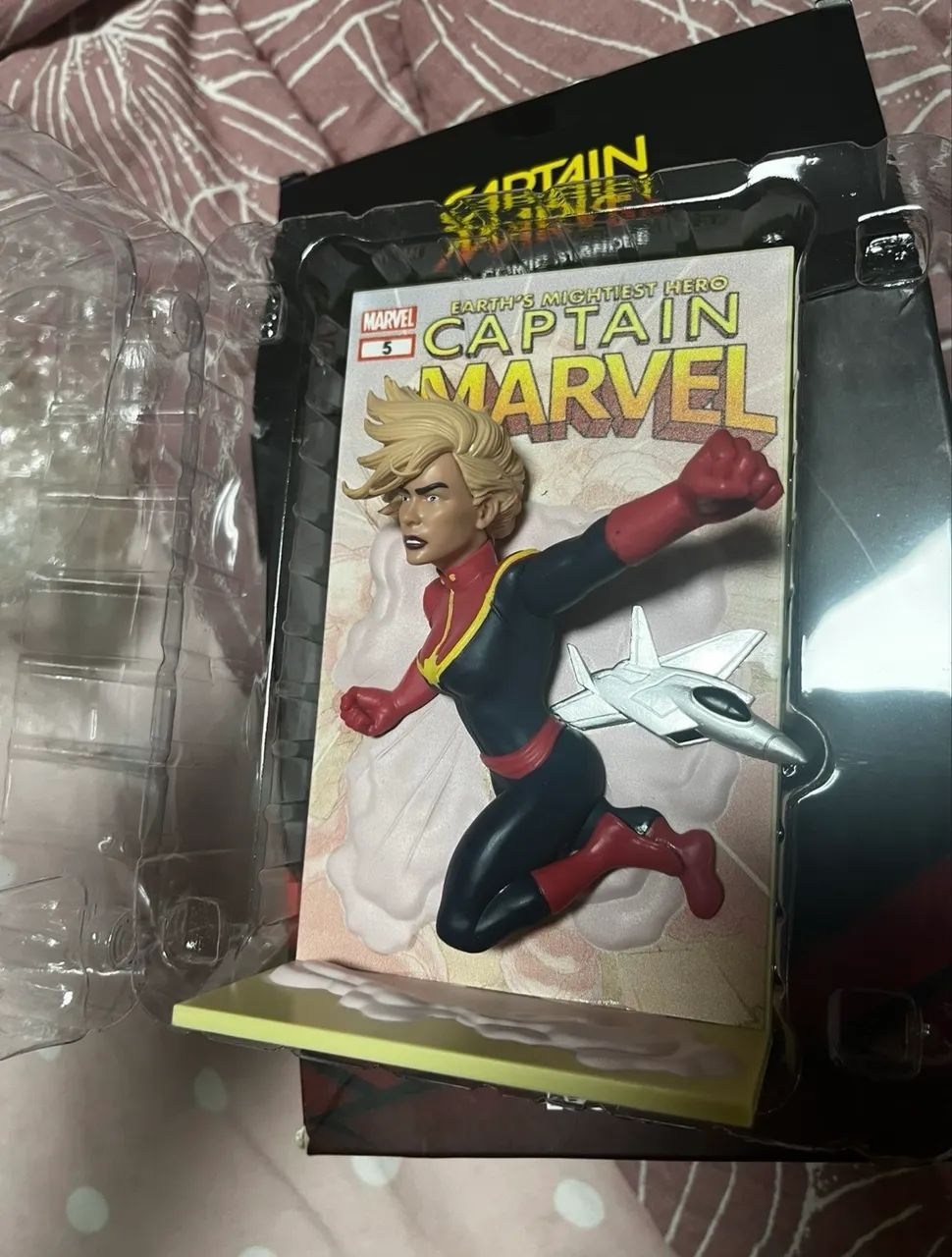 Boneco captain marvel 3d comic standee loot crate - Foto 4