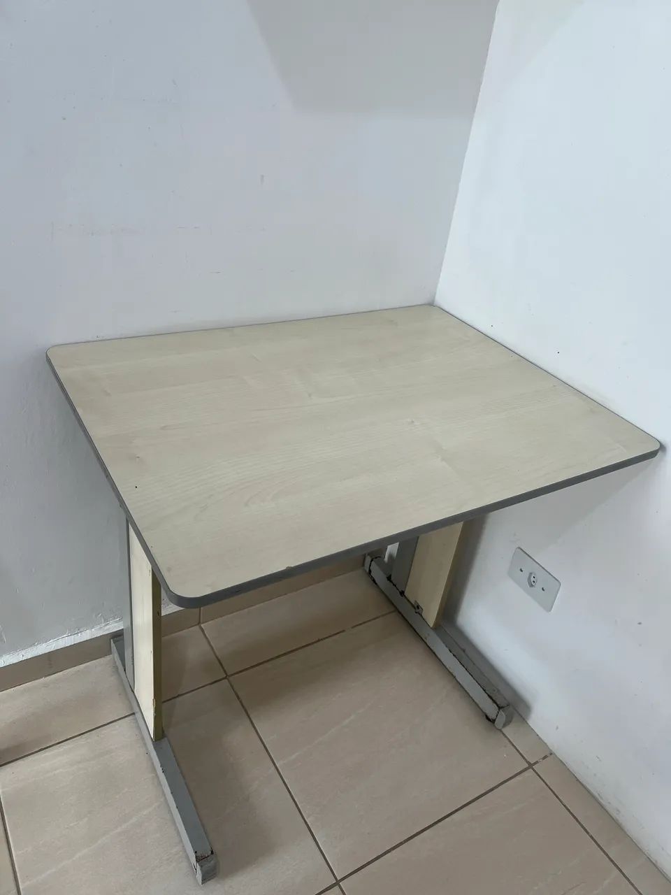 Mesa de Escritório / Escrivaninha para Computador e Estudos (Compacta) - Foto 3