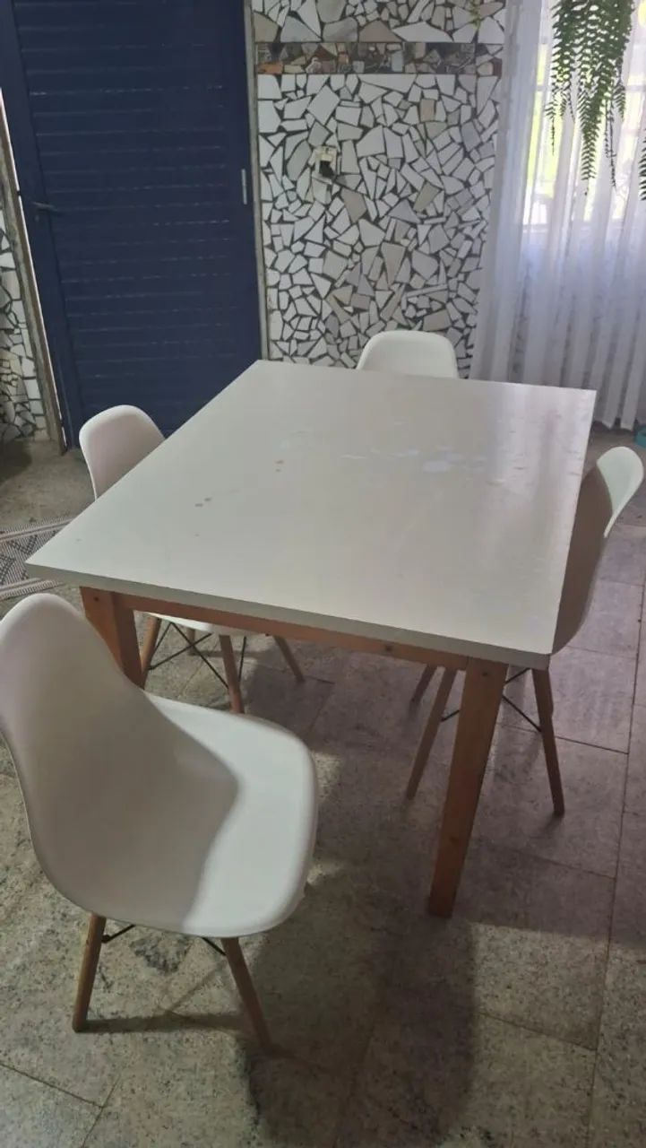 Mesa e 4 cadeiras