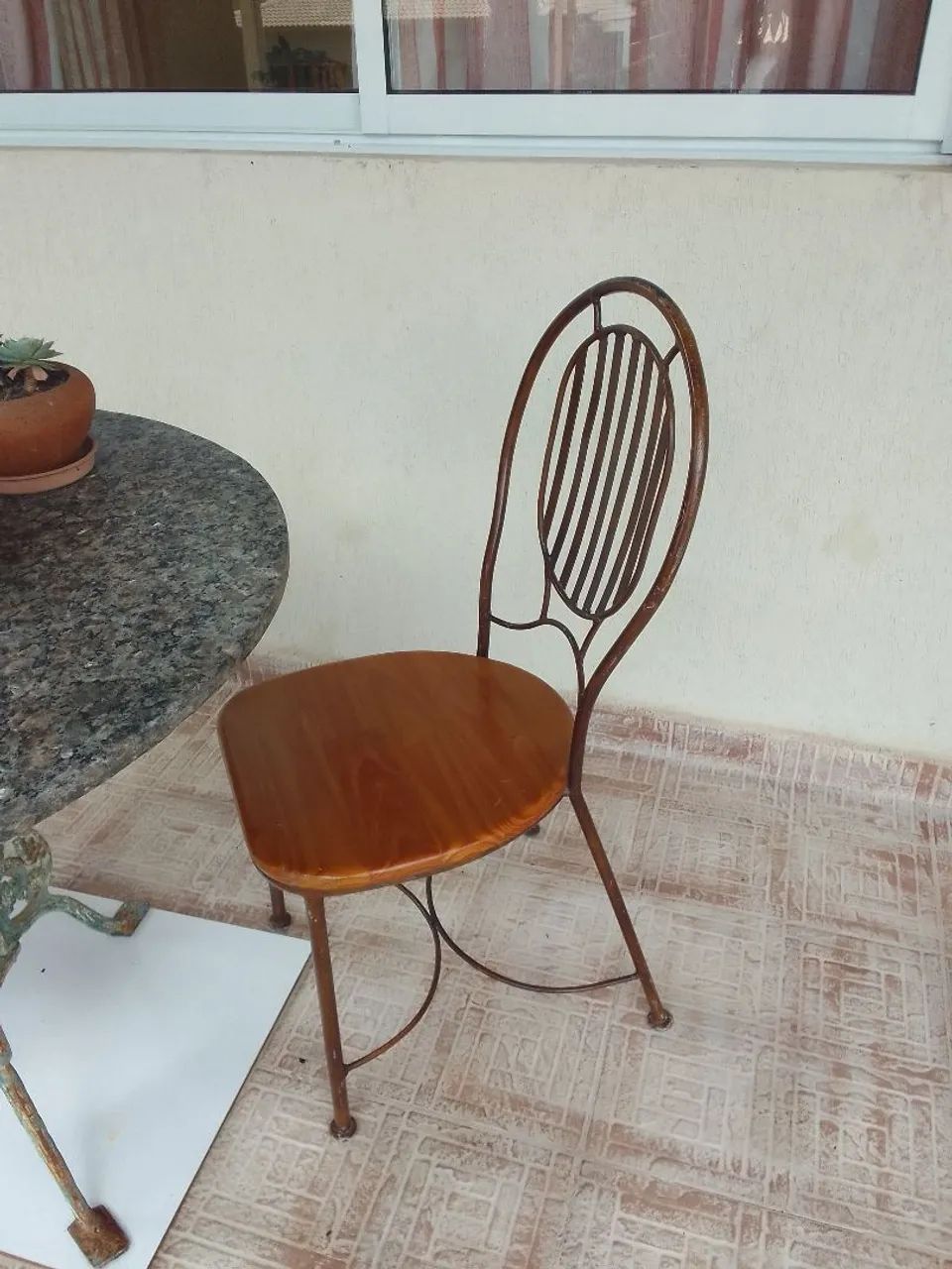 Mesa em granito com 2 cadeiras.Conservada - Foto 3