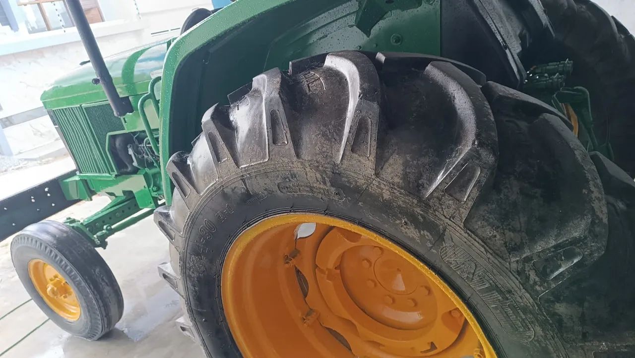 Trator John Deere 5600 - 4x2 - Ano 2000 - Foto 2