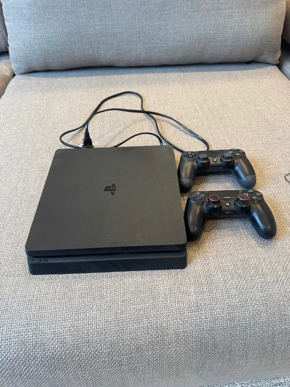 Playstation 4 Slim + 2 controles - Foto 2
