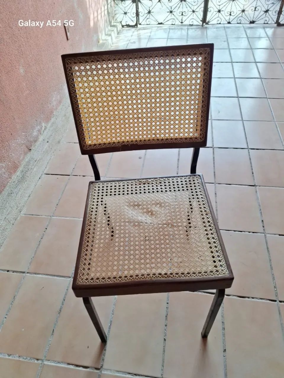 Vendo cadeira de palhinha usada - Foto 4