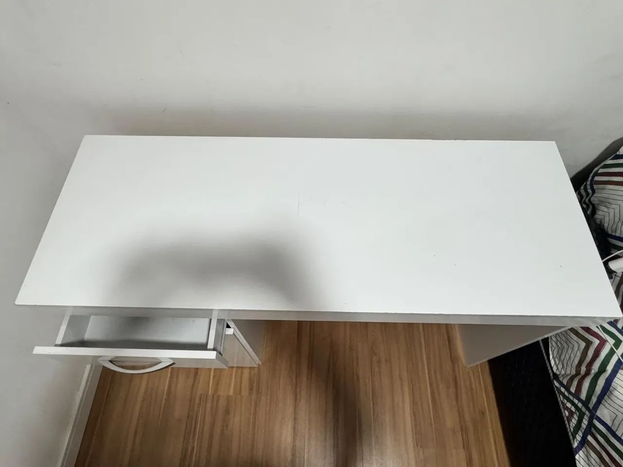Escrivaninha branca com 2 gavetas - Foto 5