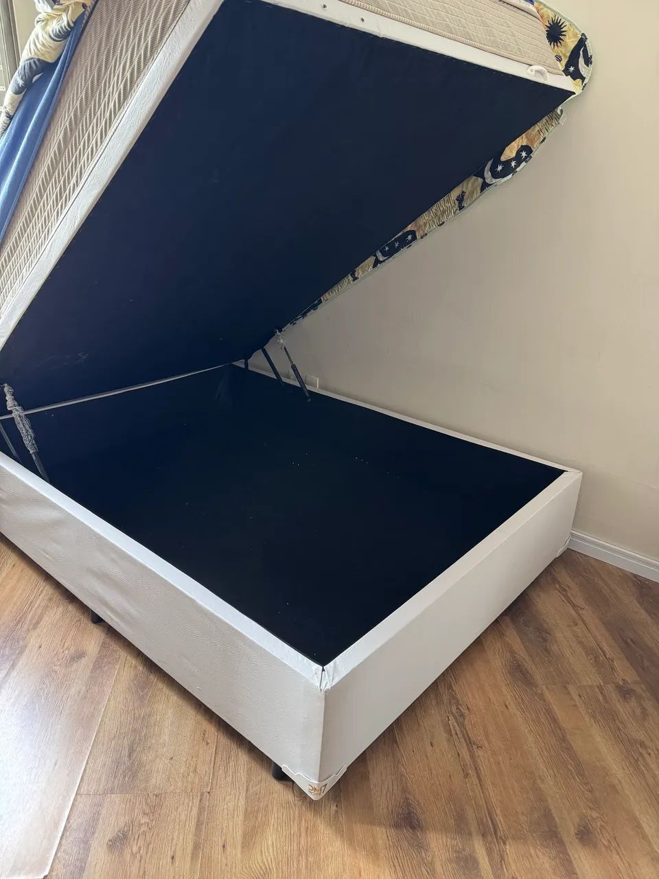 Vende-se Cama Casal com baú - Foto 2