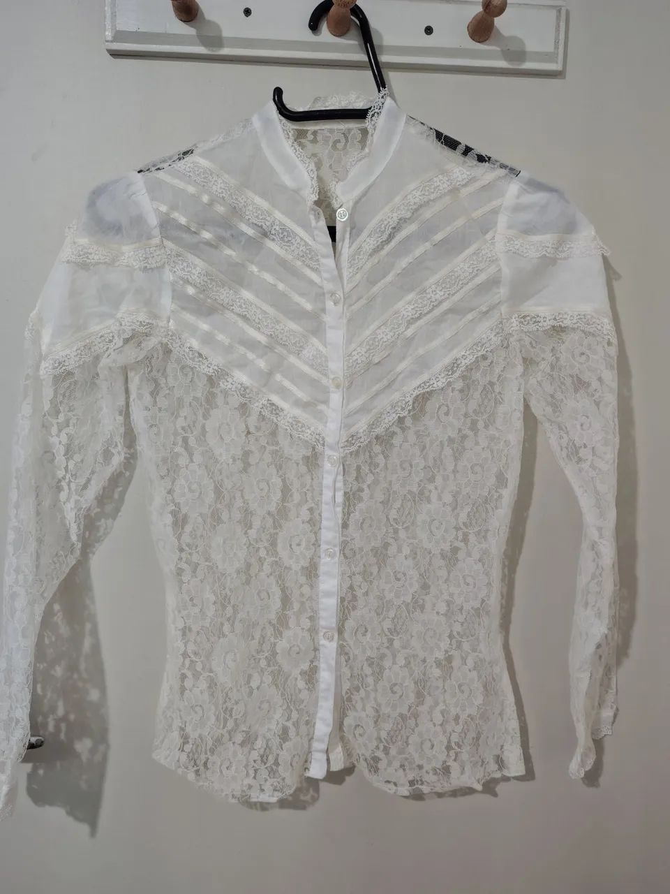 Camisa branca em renda, com detalhes na pala, usada