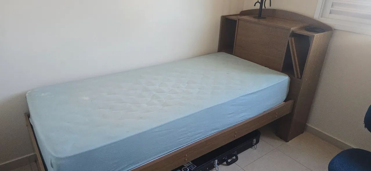 Cama de solteiro com baú e espaço para livros