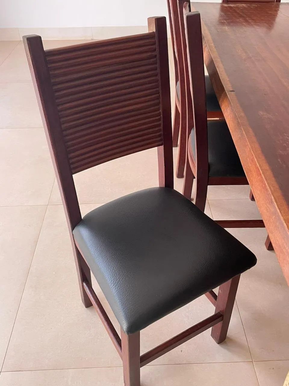 Mesa com cadeiras de madeira  - Foto 3