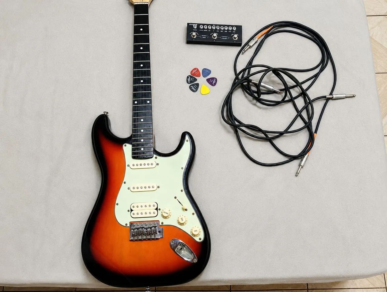 Guitarra Giannini+ Cube Baby+ cabos e acessórios 