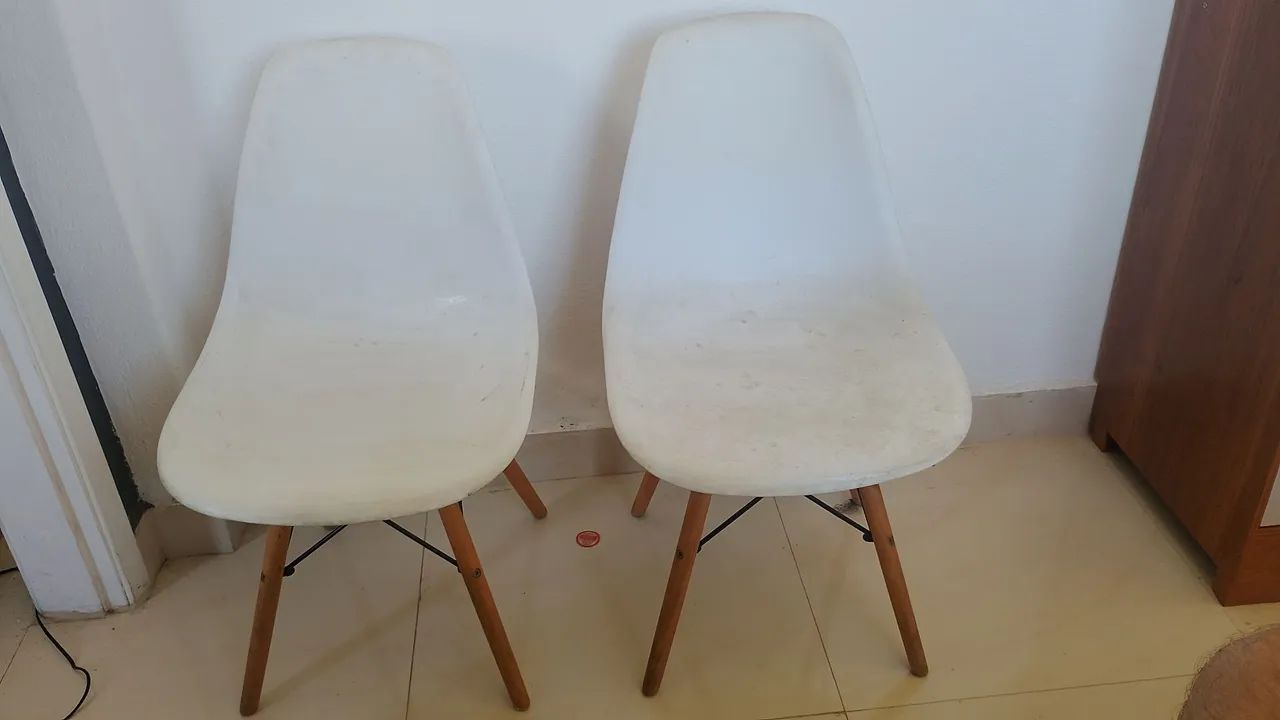 Lindas cadeiras em perfeito estado 