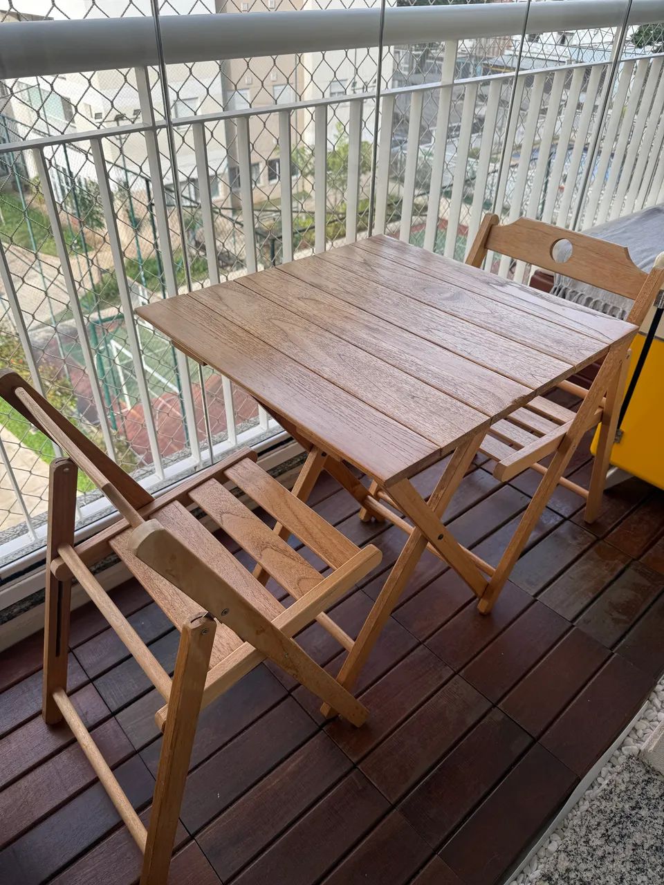 Mesa e cadeiras de madeira, estilo boteco